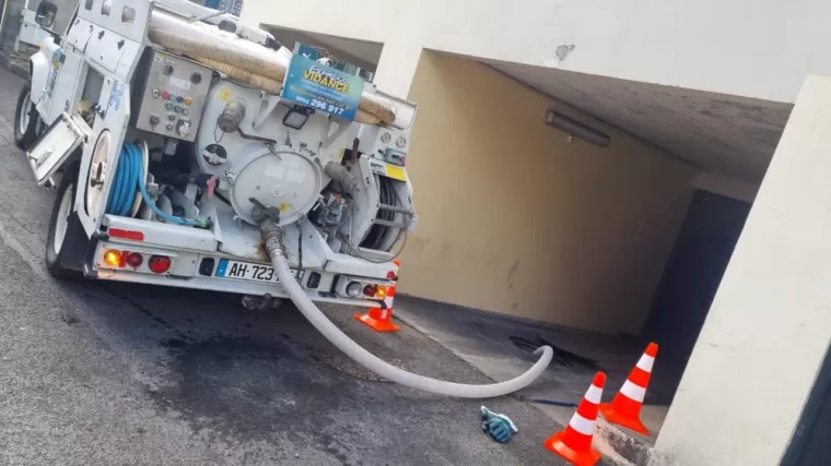 Vidange fosse septique avec accès compliqué, Saint-Pierre, EXPRESS VIDANGE